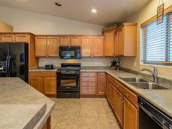 All Appliances Convey!