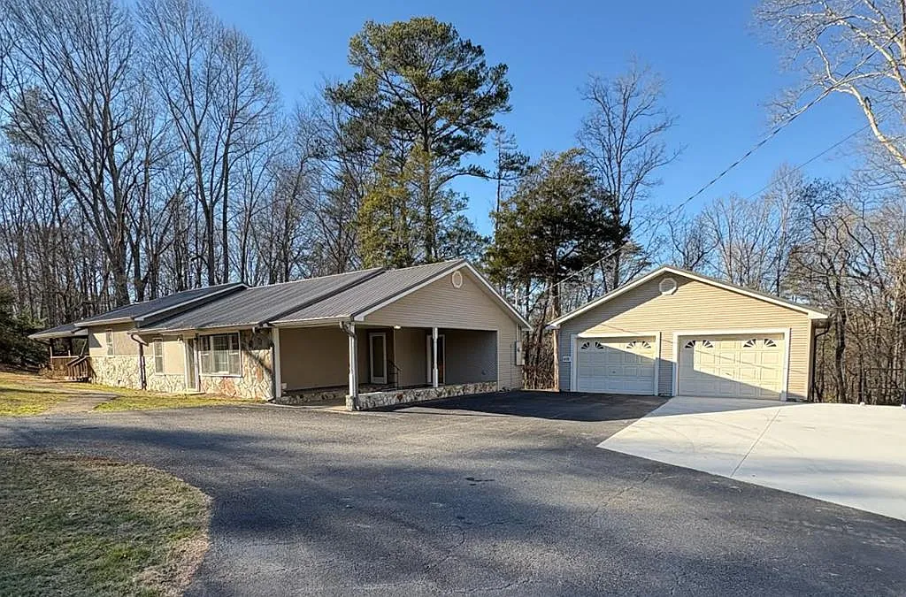 3 bed, 1425 sqft, $2,400 — Photo 1