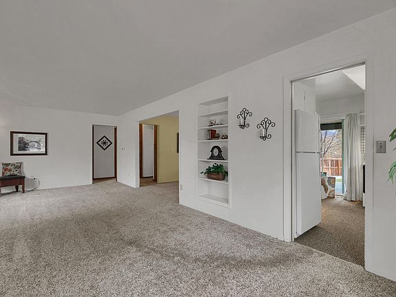 3rd image of 1077 E La Salle St