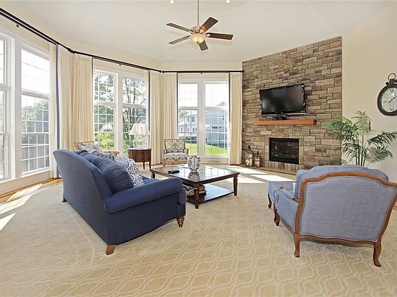 3rd image of 810 Knighthood Cir