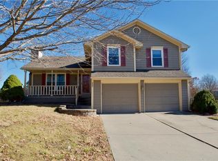 627 NE Michael Dr, Lees Summit, MO 64086