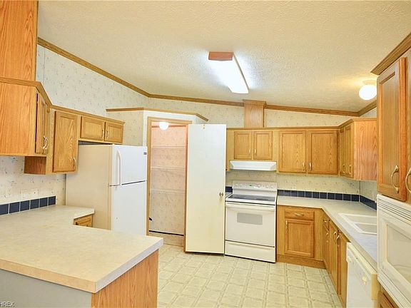 3rd image of 2 Emerald Ln #2