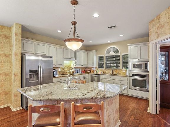 5th image of 6400 Glenhollow Dr