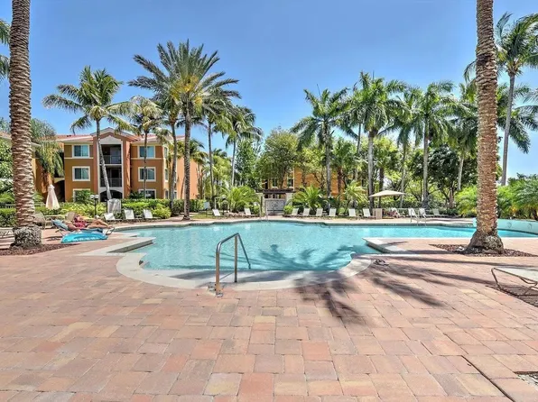 1230 Reserve Way APT 201, Naples, FL 34105