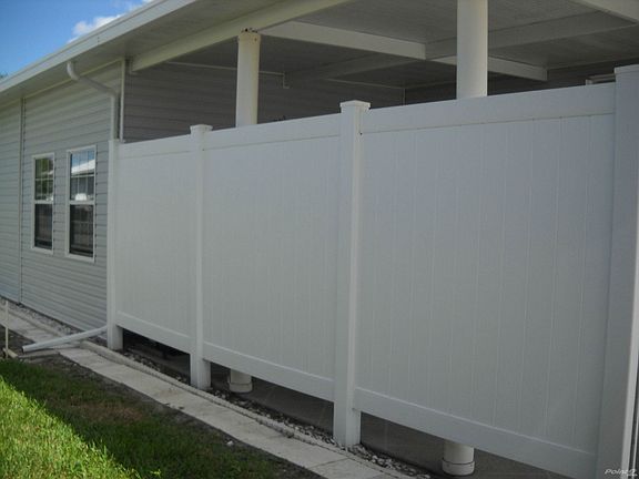 privacy fencing on side