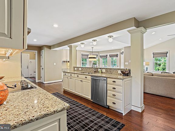 4th image of 35 Glenbrook Dr