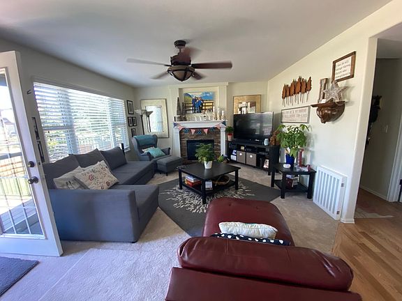 Living room w/gas fireplace