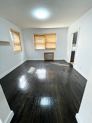 4th image of 80-28 Surrey Pl #1