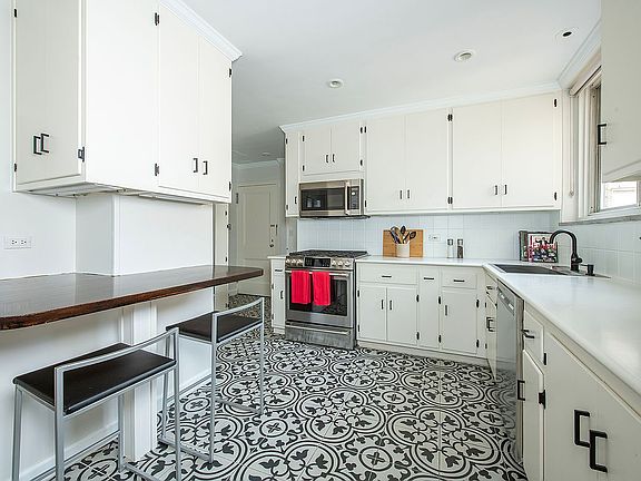 5th image of 155 E 72nd St APT 13/14C