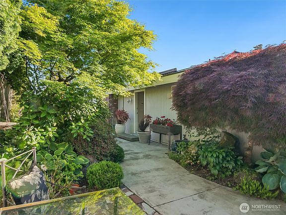 2nd image of 125 NE Lynnwood Loop