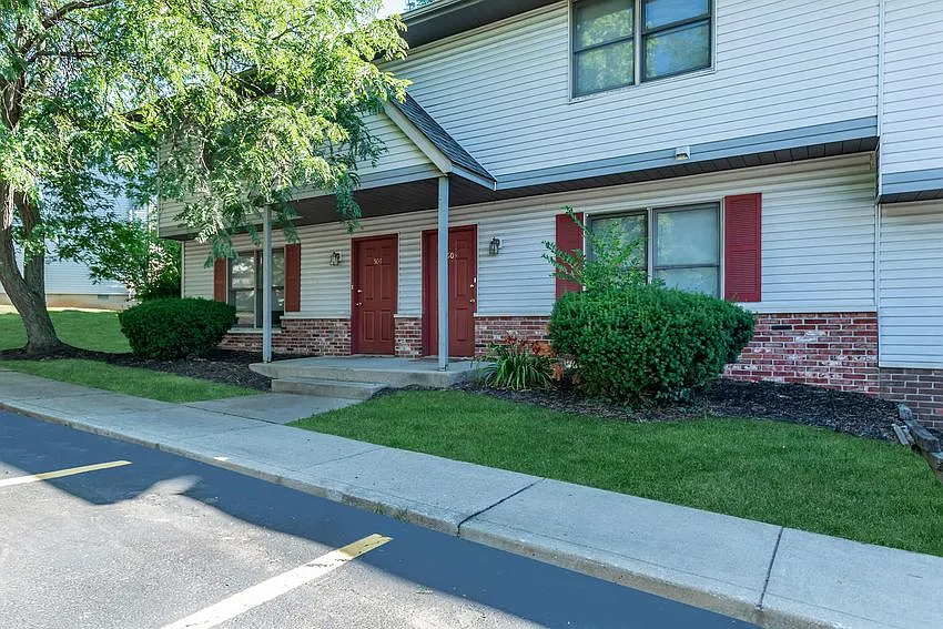 Hoosier Court Apartments — Photo 1