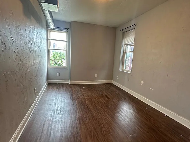 1021 East Carson Street — Photo 6