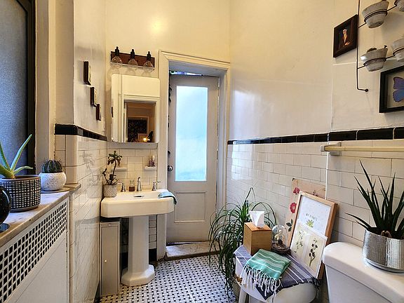 4th image of 461 W 49th St APT 1B
