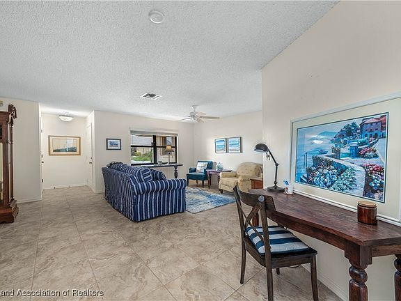 4th image of 345 Grove Cir