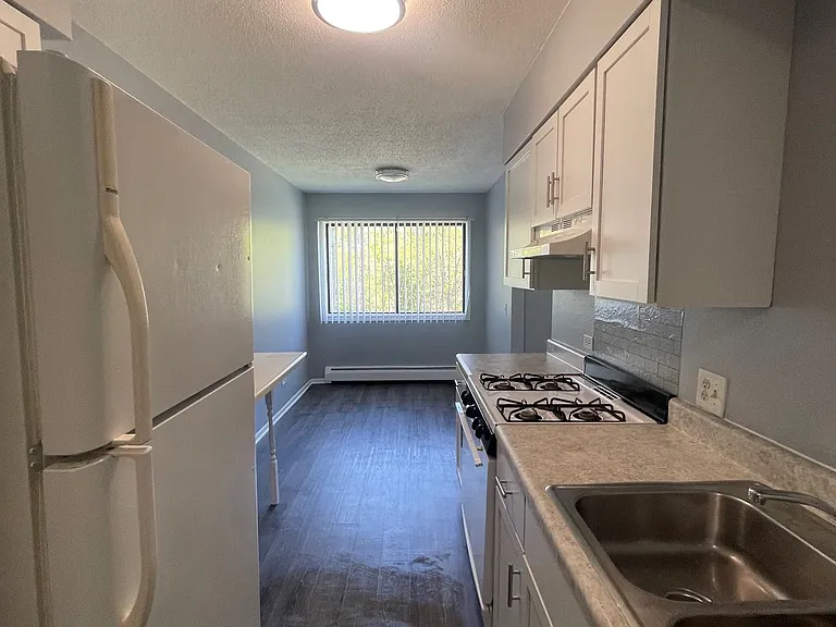 2200 Lewis Ave #204 — Photo 4