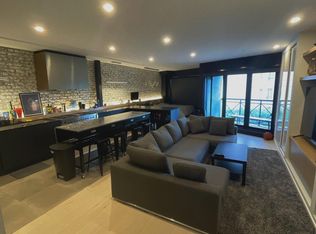 1230 Hamilton St #302, Vancouver, BC V6B2S8