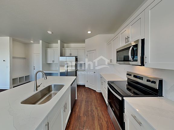 4th image of 8911 N 171st Dr