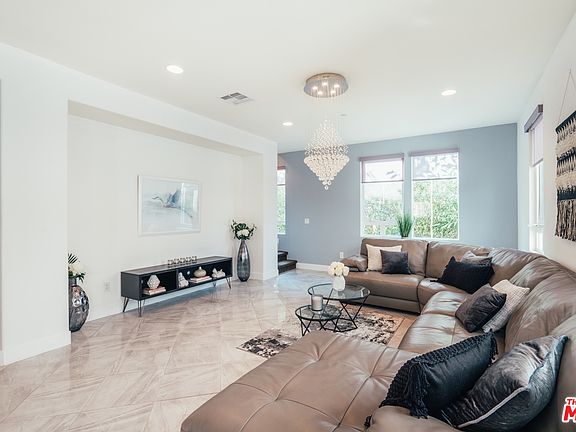 4th image of 636 N Gramercy Pl