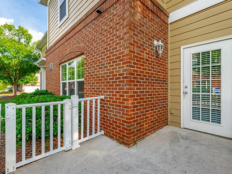 2105 Regency Ct — Photo 33