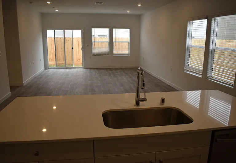 4470 N San Clemente Ave — Photo 14
