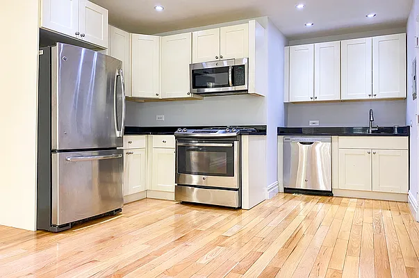 Rented by Coldwell Banker Warburg | media 11