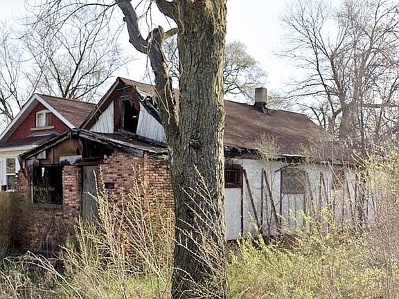 3rd image of 2443 Delaware St