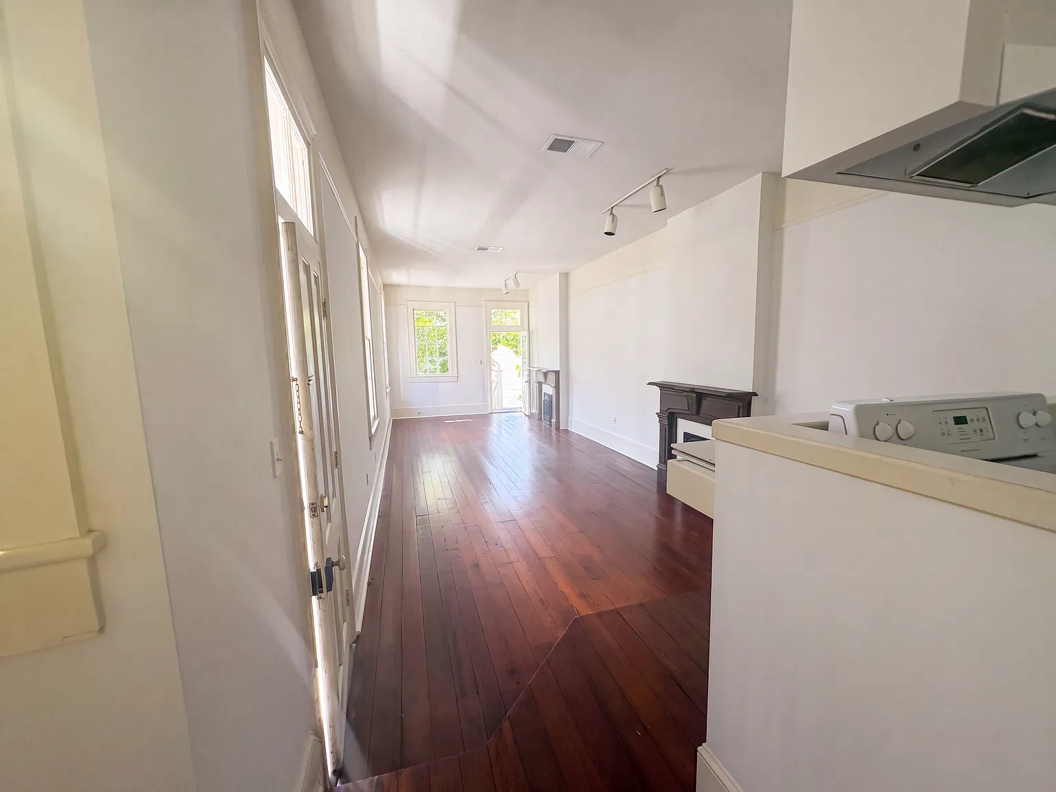 1 bed, 933 sqft, $1,595 — Photo 2