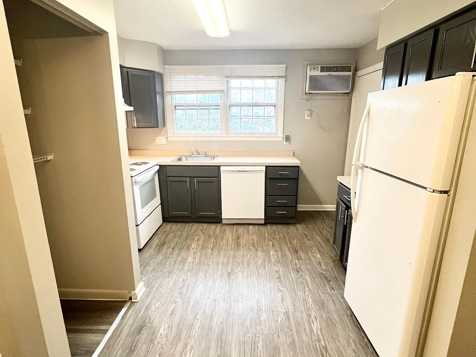 2 bed, 1.5 bath, 900 sqft, $1,700 — Photo 2
