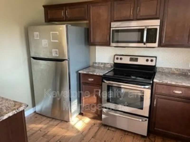 4 bed, 2.0 bath, 1827 sqft, $1,895 — Photo 4