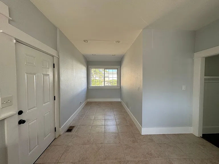 498 Johnston St — Photo 16