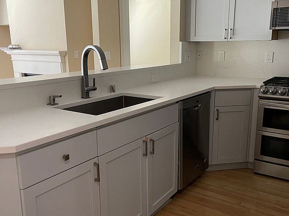 4th image of 925 110th Ave NE Unit 201