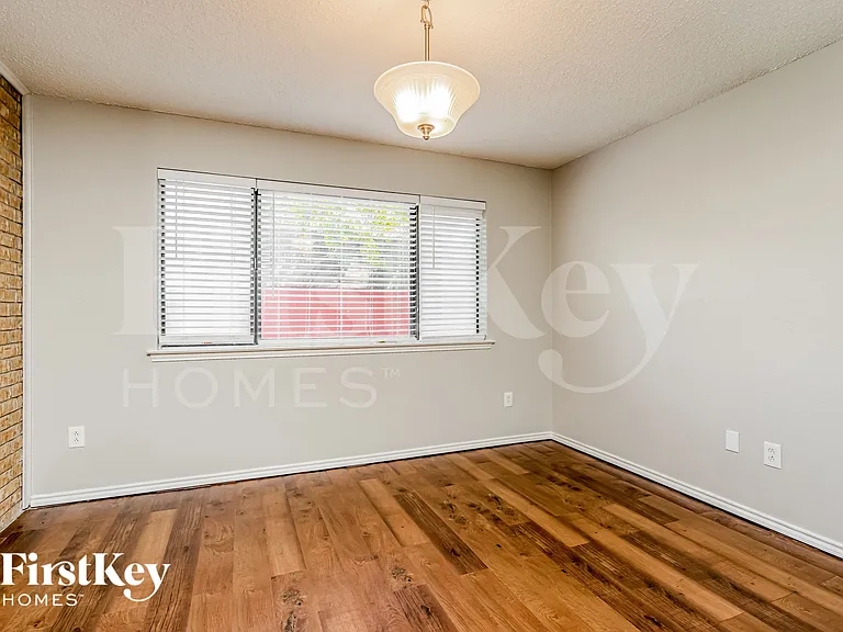 2661 Claremont Dr — Photo 4