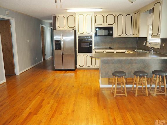 4th image of 1833 Bowman Ave