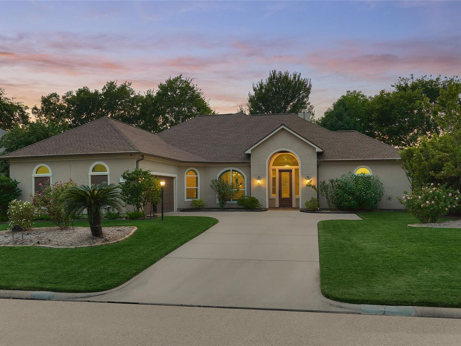 126 Hillsborough Dr W