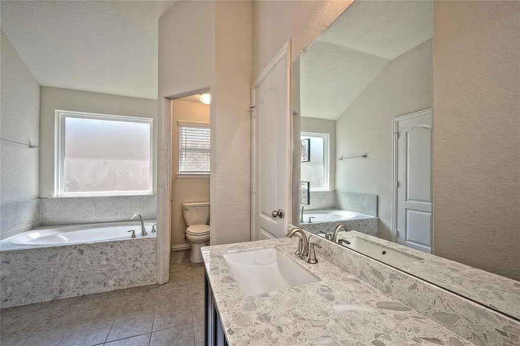 3 bed, 2.5 bath, 1922 sqft, $2,150 — Photo 4