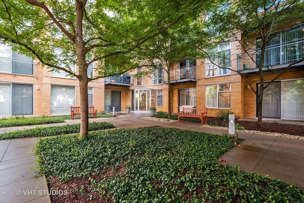 Building Photo - 1720 Oak Ave #201
