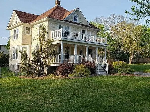 11 1st Ave, Moriches, NY 11955