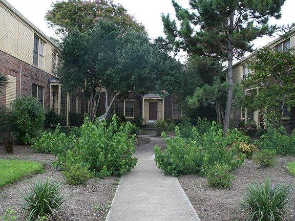 Nicely Landscaped Entry