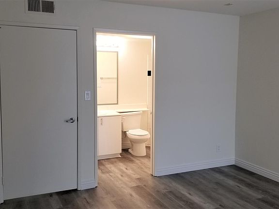 3rd image of 870 Crenshaw Blvd #209