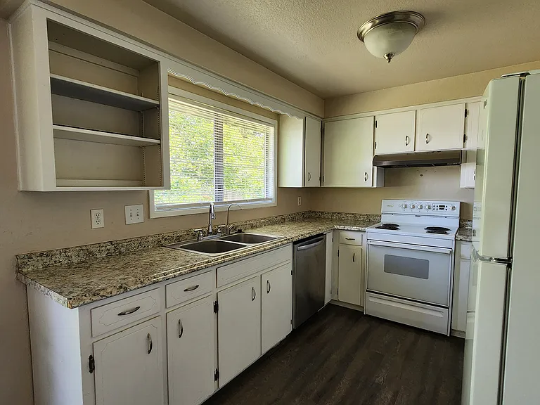 2217 Harrison Ave — Photo 4