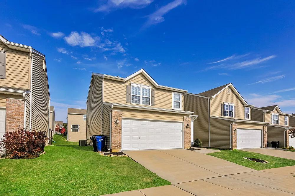 3 bed, 2.5 bath, 1480 sqft, $2,200 — Photo 2