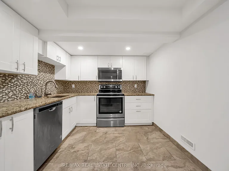 1074 Farmstead Dr — Photo 9