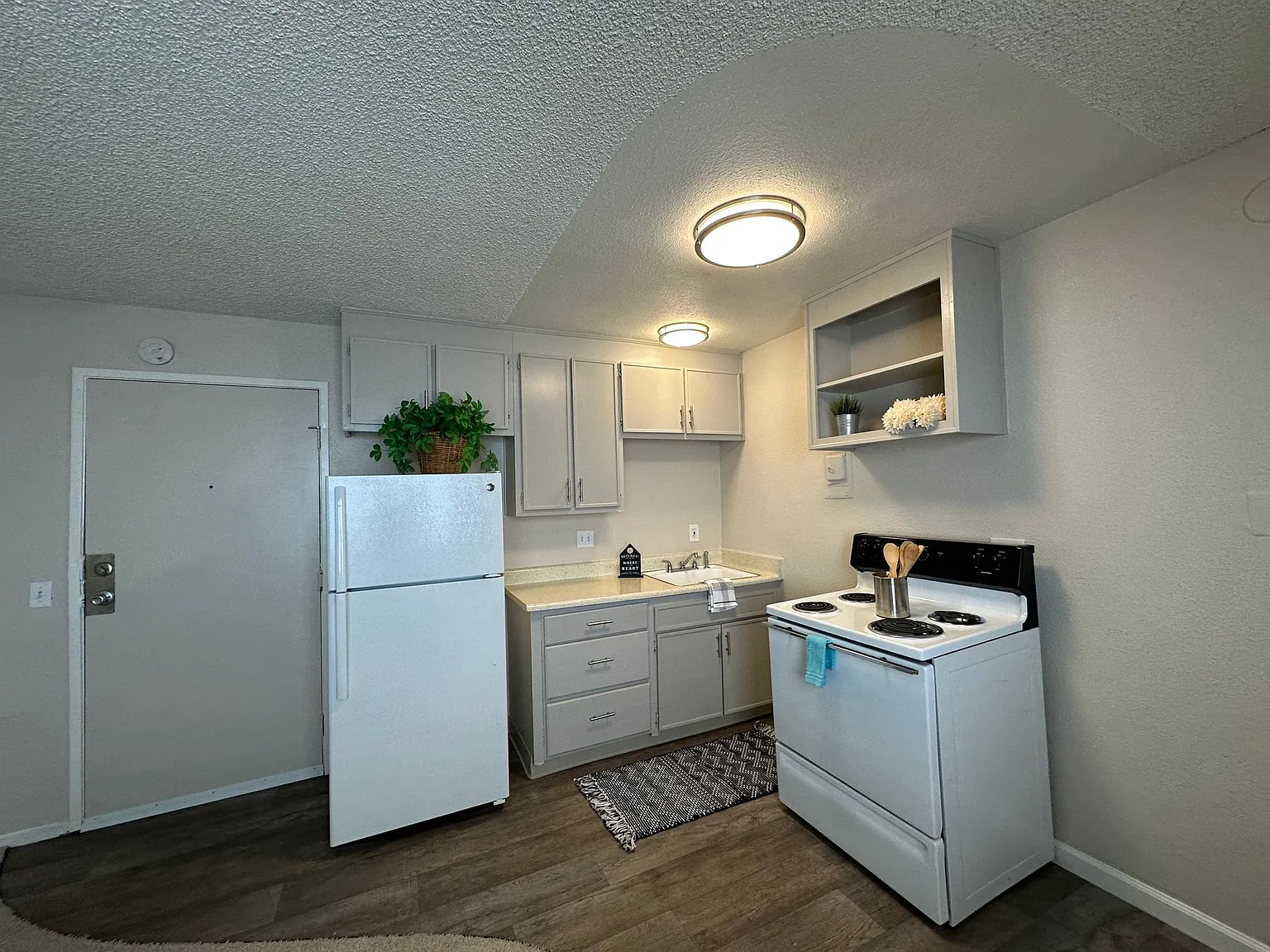 Boutique Apartments in Boulevard Park, Includes Gated, Covered Parking! — Photo 4