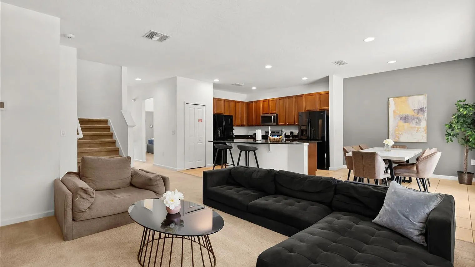 8 bed, 5.0 bath, 3239 sqft, $8,003 — Photo 2