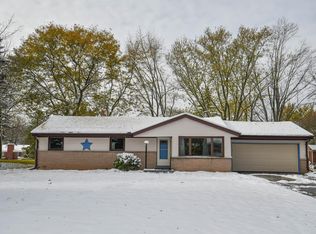 495 Rip Van Winkle Dr, Waukesha, WI 53186