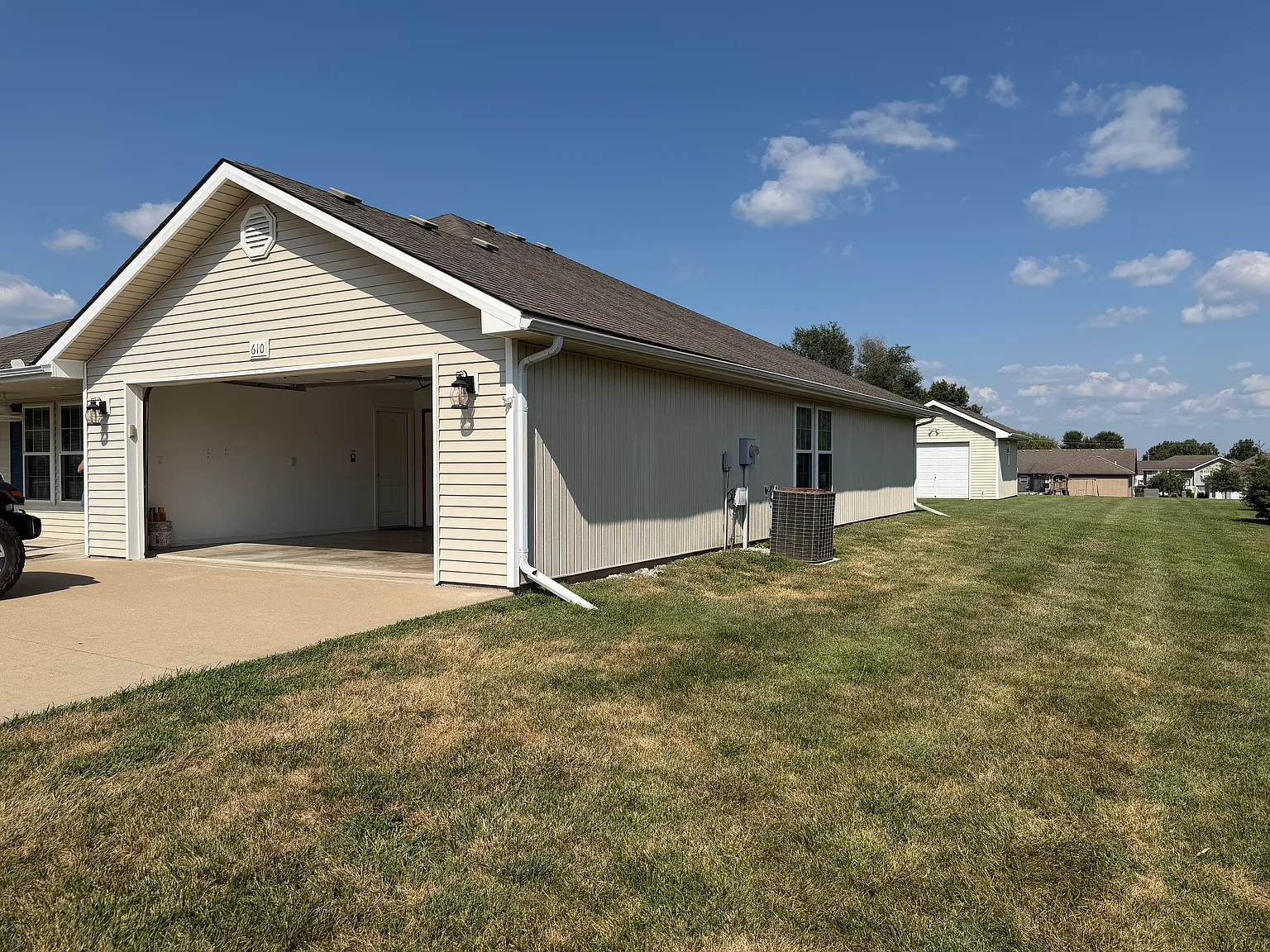 3 bed, 1438 sqft, $2,200 — Photo 2