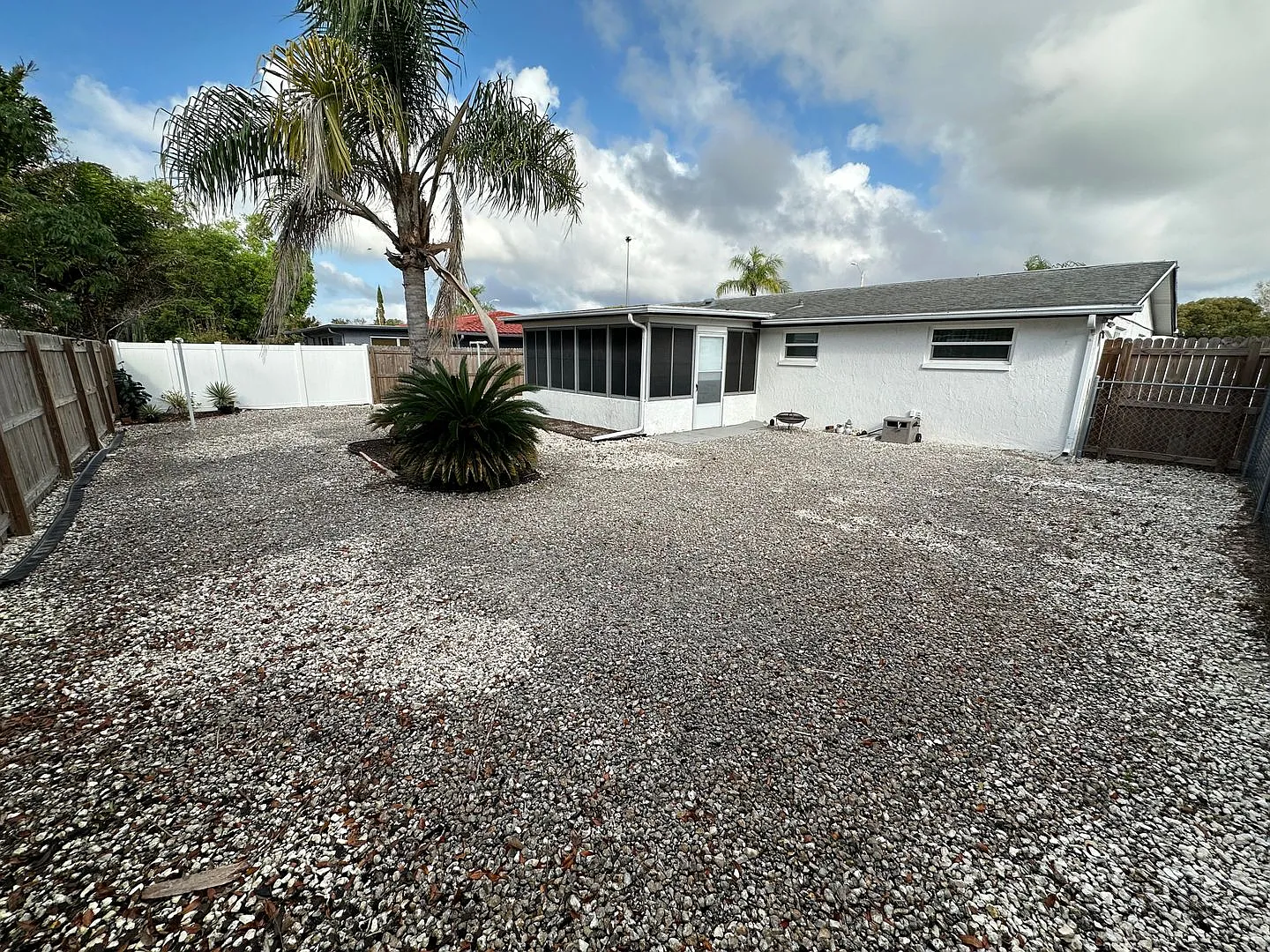 Beautiful 2 bedroom home with fenced in backyard — Photo 3