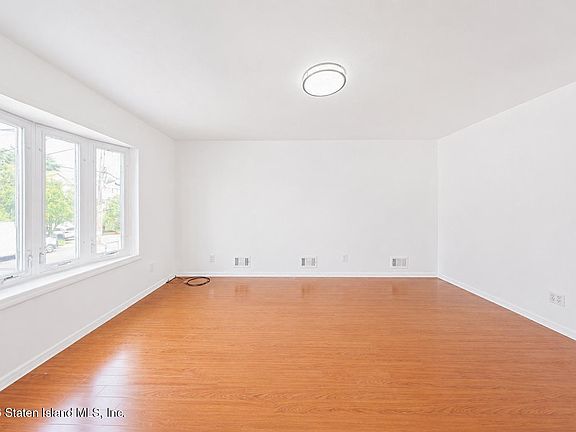 4th image of 998 Olympia Blvd