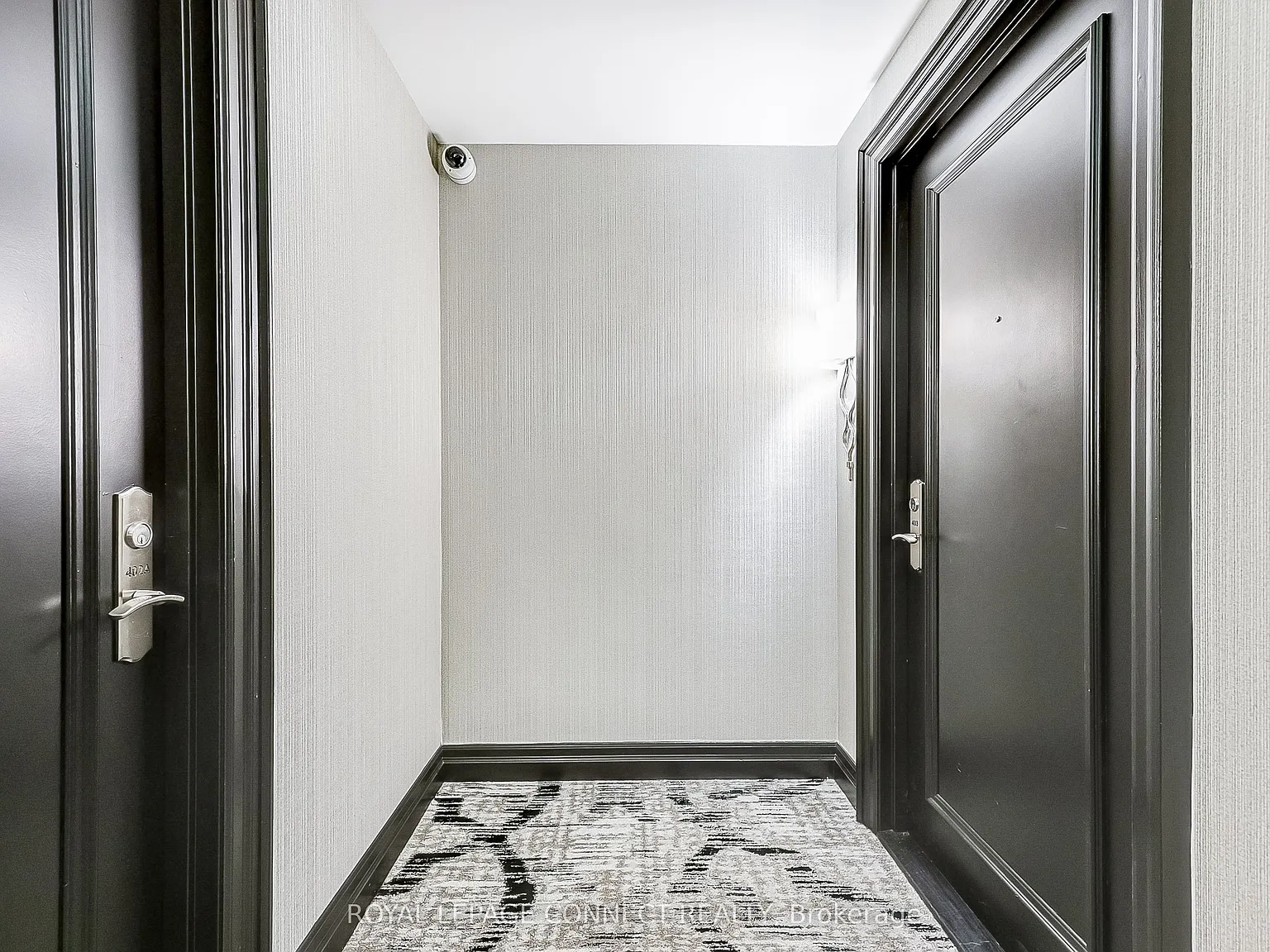 61 Town Centre Ct — Photo 2