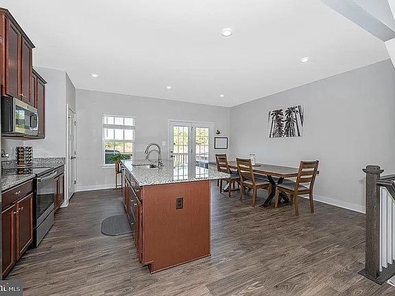 5th image of 391 Ontario Dr